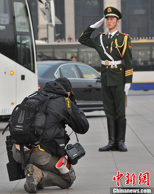 两会花絮外国记者拍摄武警礼兵