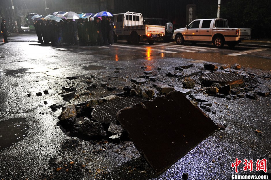 江西南昌地下管道爆炸百米路面炸裂