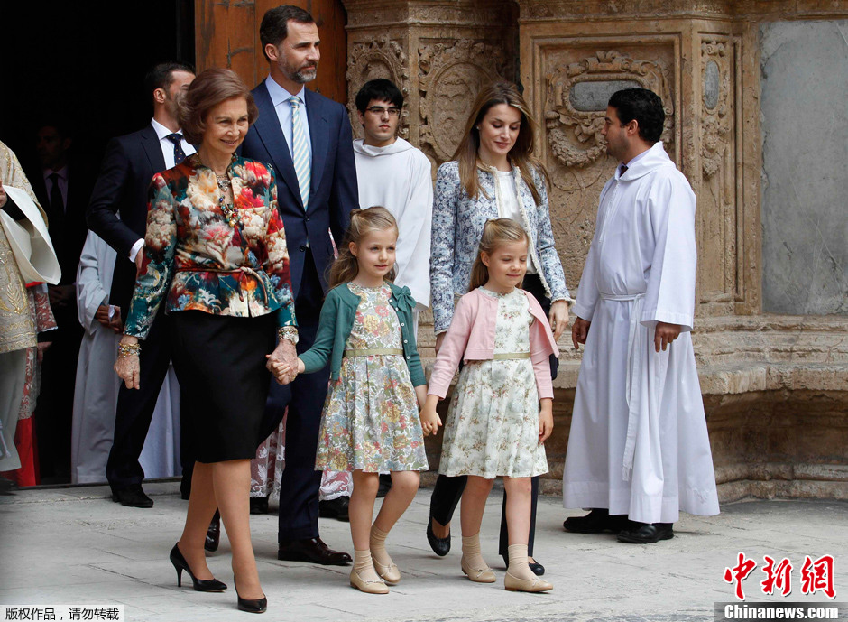 西班牙王室参加复活节礼拜 小公主可爱抢镜