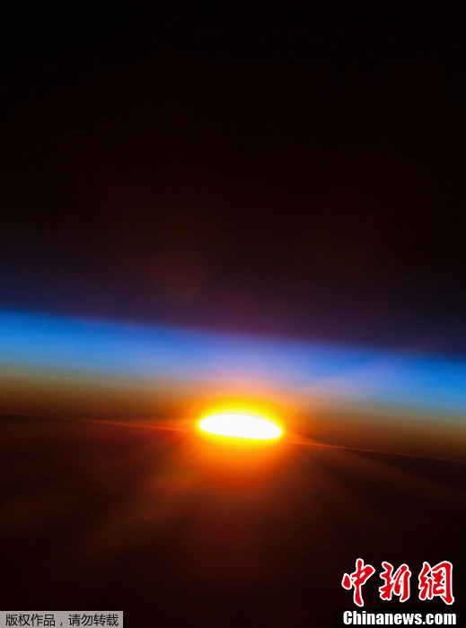 太空看日出国际空间站捕捉地球日出绚丽景观