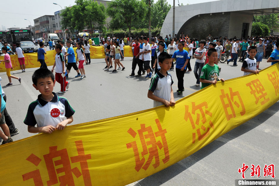 6月3日中午正值学校放学,在河北石家庄石岗大街第二小学门口,20名学生