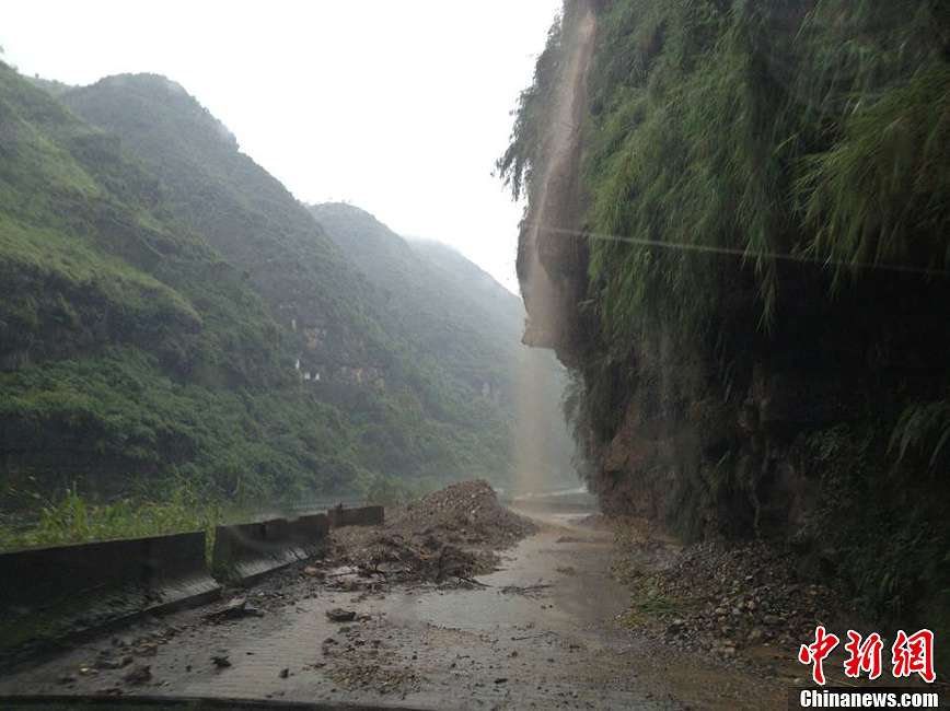 云南大关县遭暴雨袭击道路受阻