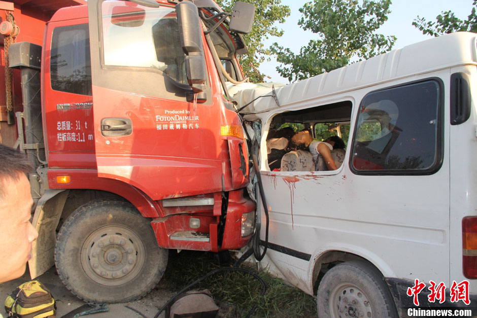 8月26日下午,安徽省宿州市砀山县境内发生一起严重交通事故,一辆大