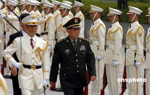图中国国防部长曹刚川上将检阅日本自卫队仪仗队