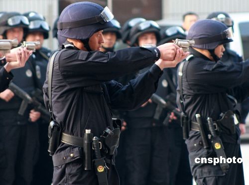 图甘肃为基层民警配发15000套单警装备