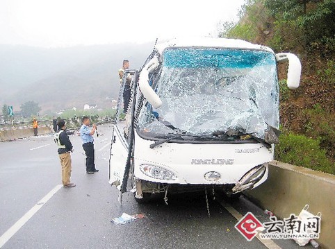 27名游客的旅游大巴又在安楚高速路彩云路段平地隧道附近发生交通事故