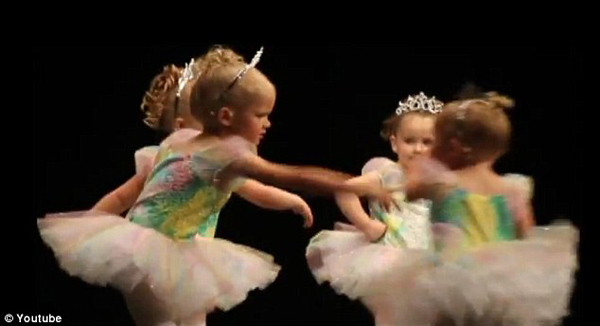 5月26日报道,近日,一段约1分钟长的芭蕾小女孩相互打架的视频在网上