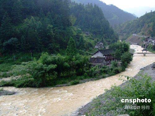 暴雨引发贵州雷山山洪暴发(图)