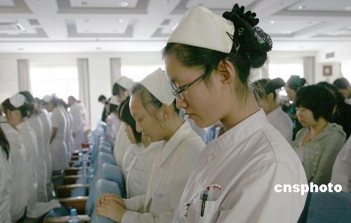 5月6日,新疆医科大学附属医院各民族医务工作者举行