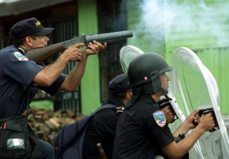 图文哥斯达黎加防暴警察向示威者发射催泪瓦斯
