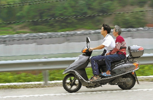 36歲初中教師騎電動車綁患病母親上班5年圖