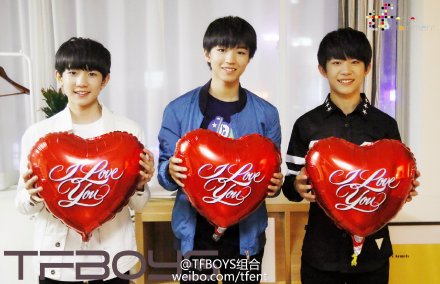 女大學生地鐵站燈箱上貼tfboys圖片花費或達10萬