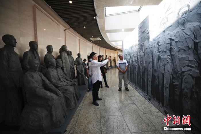 《光辉历程——庆祝中国共产党成立100周年重大历史题材雕塑作品展》在北京开幕
