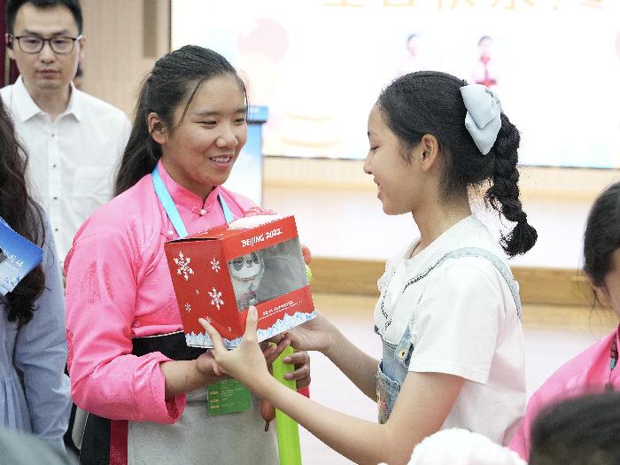 藏族青少年与北京小朋友一起欢度儿童节