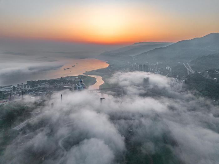 三峡库区沿江小镇现平流雾壮美景观