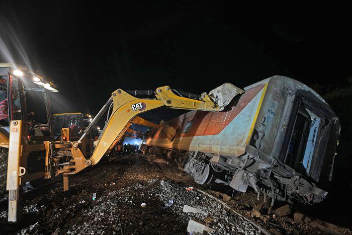 印度发生火车脱轨事故 造成多少死伤