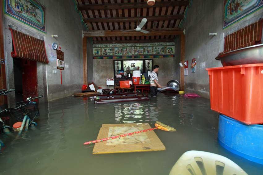 由于上游泄洪,江堤决口,海水返潮等原因,潮南区陈店镇,司马浦镇,峡山