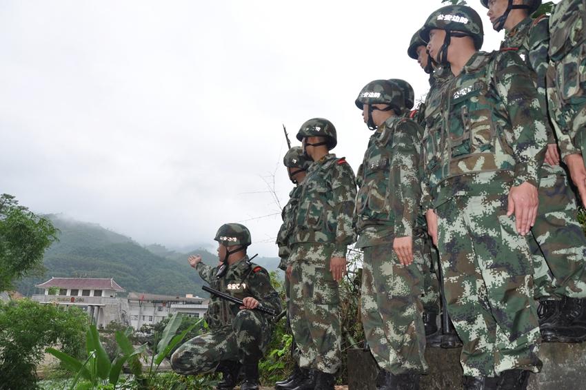 云南边防部队武装巡逻宣誓纪念南京大屠杀图