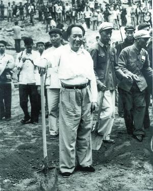 摄影者 侯波1964年6月16日,毛泽东在十三陵水库游泳照片