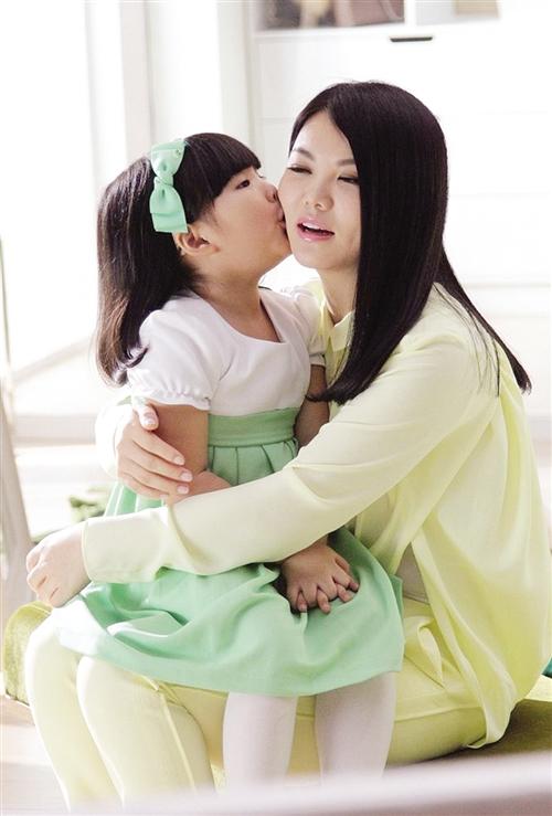 李湘带女儿拍广告王诗龄似洋娃娃般可爱图