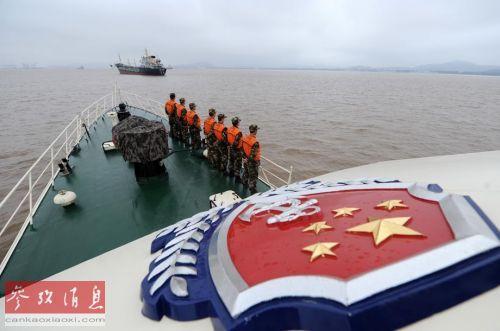 资料图片:2014年3月1日,浙江海警第二支队海警33051艇的海警官兵在