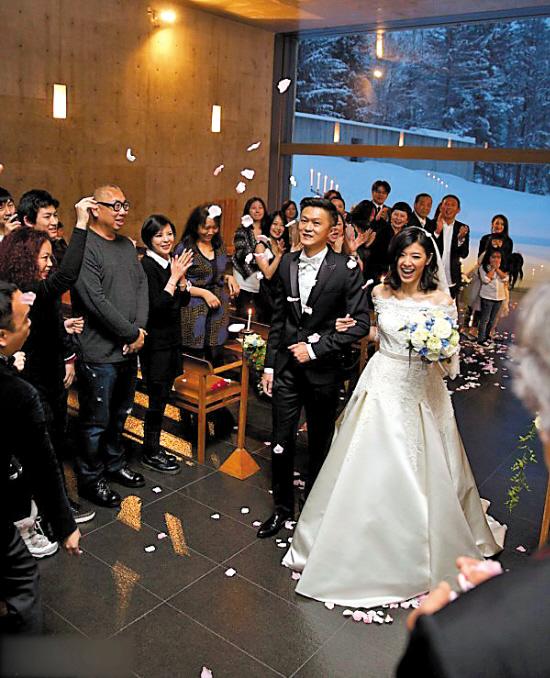3月6日,43岁的苏慧伦和滑板代理商孙益民在台北注册结婚