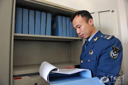 空軍戰士空手搏鬥持刀歹徒不顧刀傷一招擊倒圖