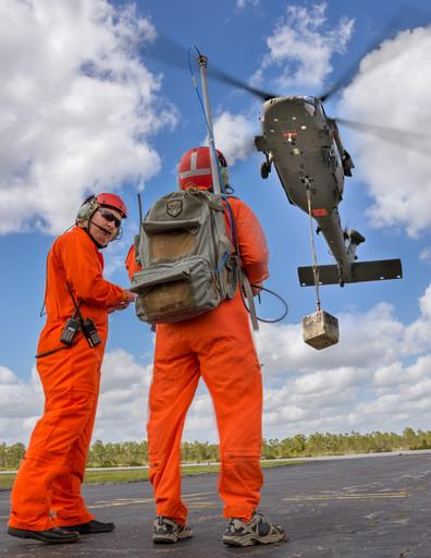 美军将黑鹰改装成世界最大遥控直升机图