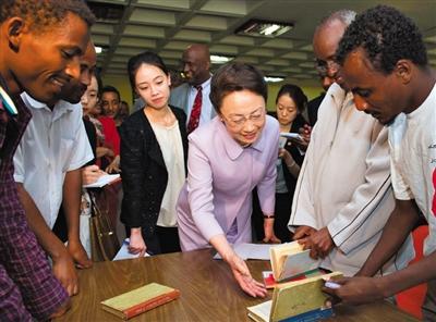 新闻中心 国内新闻 时间:5月5日 地点:亚的斯亚贝巴大学 场景:程虹