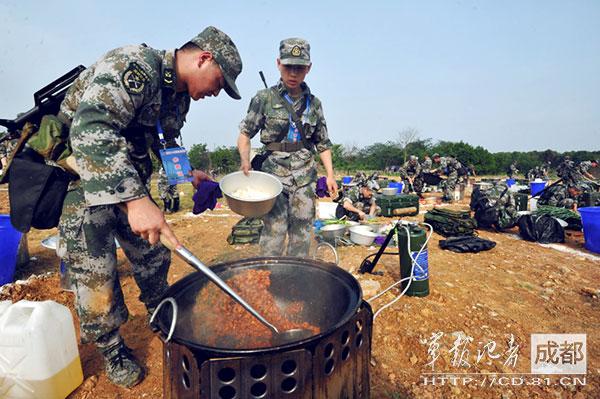 成都军区某部野炊比武须战斗着装枪不离身图