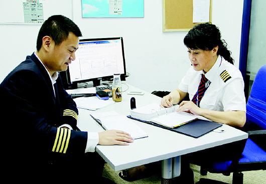 山東航空女機長從軍23年採訪時被毛蟲嚇壞圖