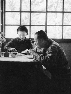 1930年,(左至右)张学良,宋霭龄,于凤至,宋美龄,蒋介石