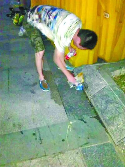 男青年踩粪便后不慎弄脏地砖买来矿泉水做清洁