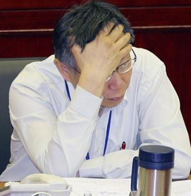 台北市长柯文哲作报告被蓝绿轮番炮轰无奈读佛经