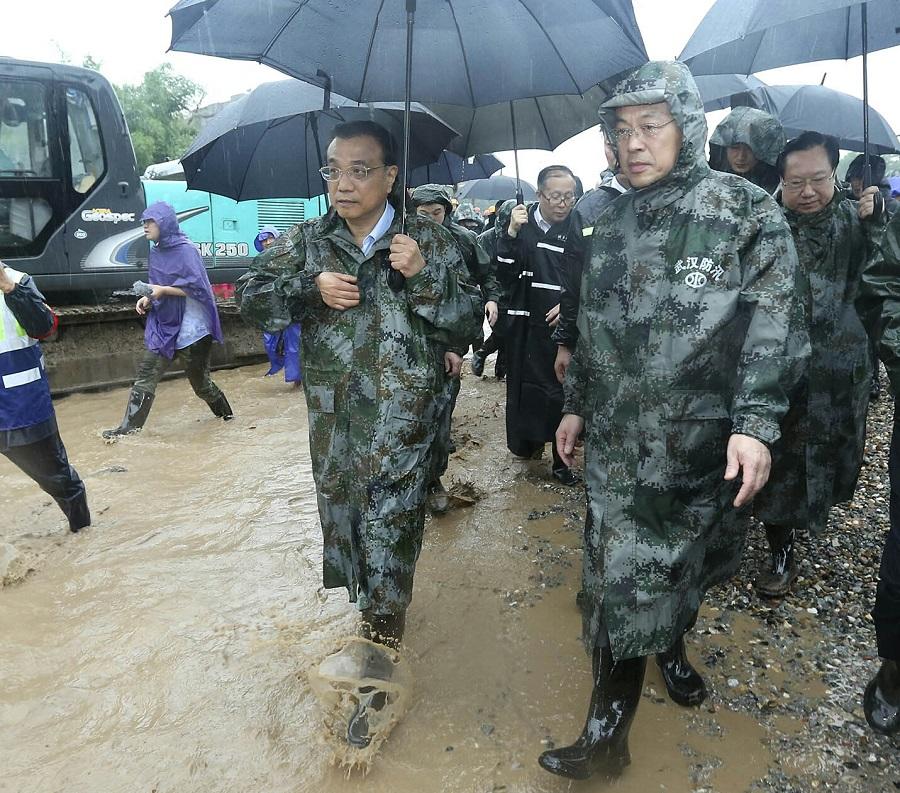 7月5日下午,李克强赴岳阳察看防汛.