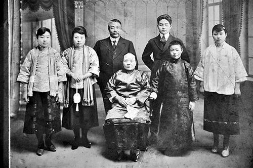 图为民国以后的黎元洪夫妇与子女(左一次女,左二长女,右一长媳,右二次