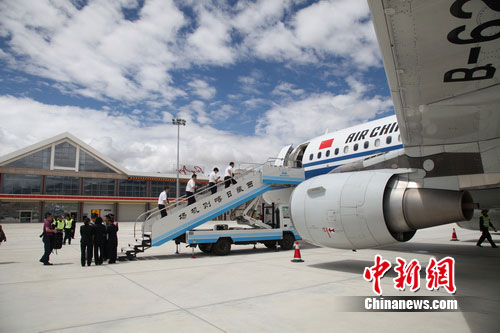 国航客机成功试飞日喀则 西藏第二大城市将通航