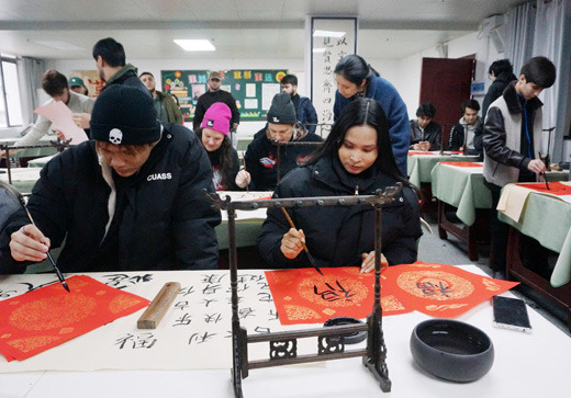 桂林外教与留学生体验书法写“福”字喜迎春节