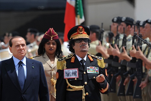 科尼(左)和利比亚时任领导人卡扎菲(右)会晤,卡扎菲的女保镖紧跟其后