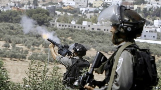 以色列士兵向西岸的巴勒斯坦示威者发射催泪弹