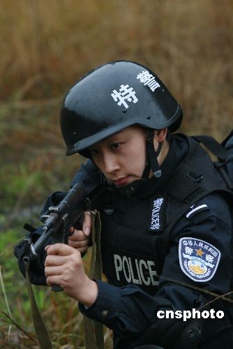 图:四川遂宁特警警察日前训练忙(2)