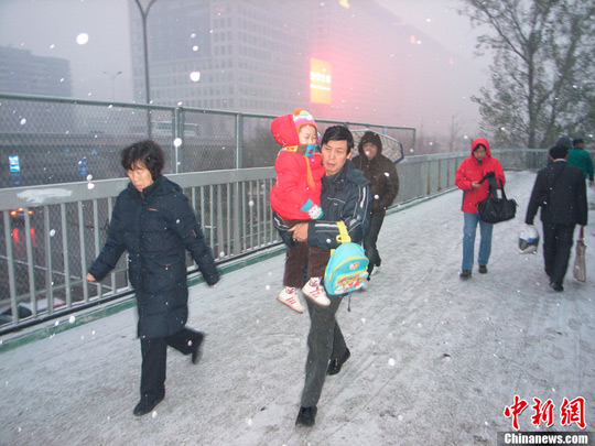 北京今晨降下今冬首场雪白天仍有降雪 组图 中新网