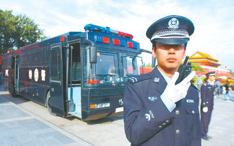 圖為10月9日,北京市公安局天安門地區分局的民警在廣場值勤 王建軍