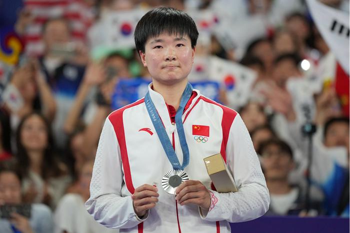 中国选手何冰娇巴黎奥运会羽毛球女子单打决赛摘银