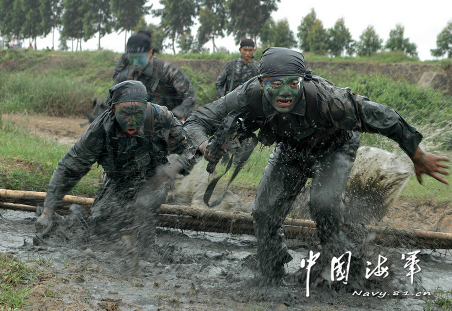 中國海軍陸戰隊員日常訓練圖片(組圖來源:中國軍網海軍頻道)發佈時間