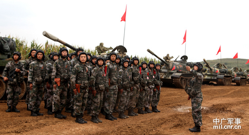 沈阳军区某装甲旅展开实战化机动演练