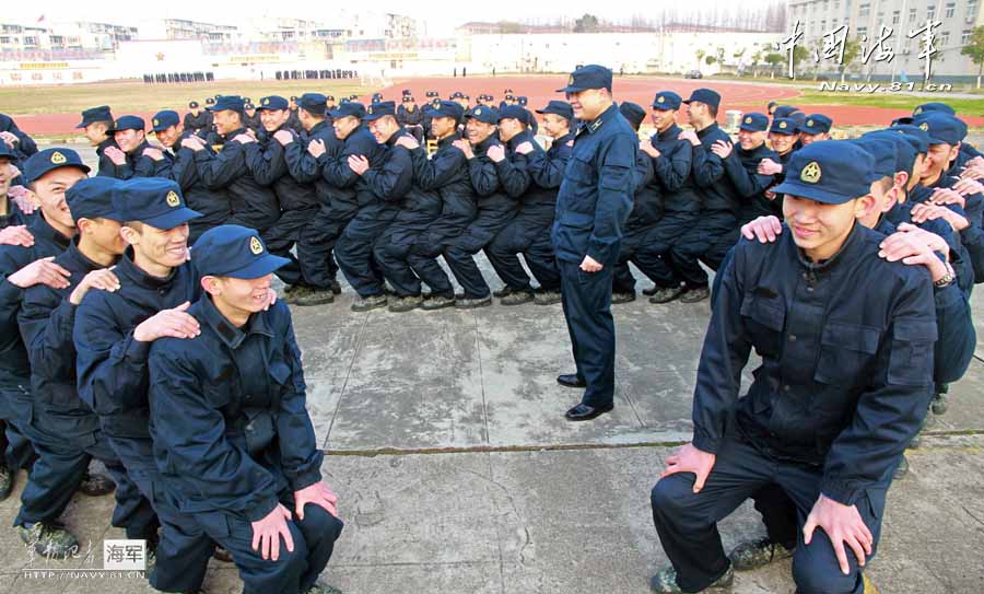 中国海军某训练基地班长帮新兵打洗脚水