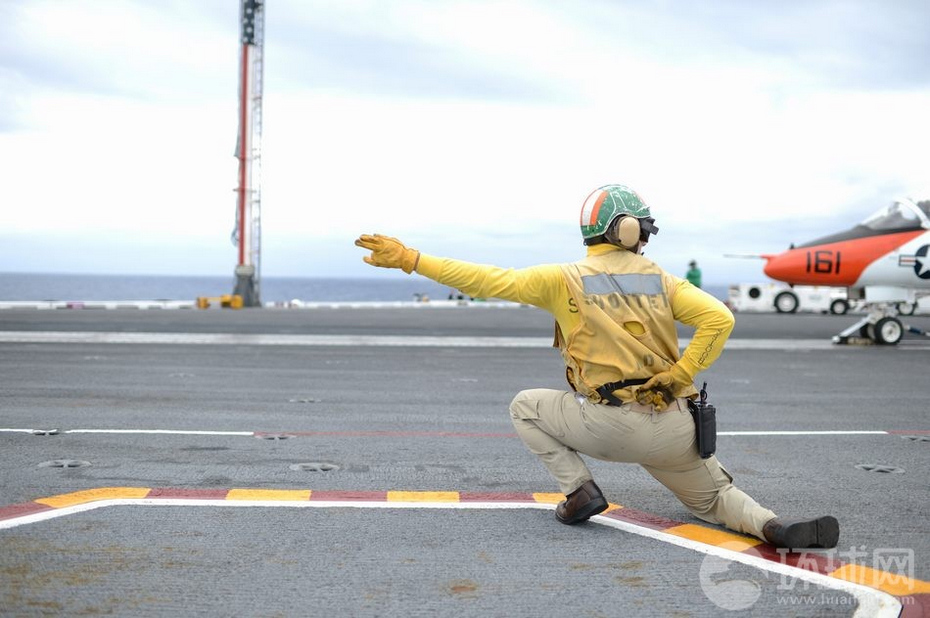 美軍艦載機起飛指揮官擺出標準航母style