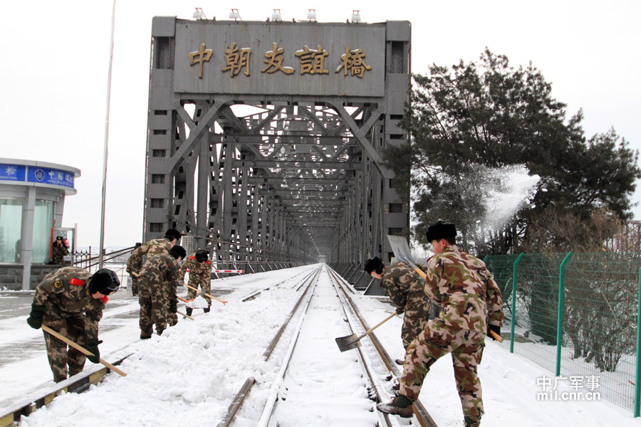中国官兵清理鸭绿江大桥积雪 确保出入境畅通