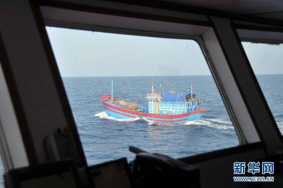 中国海监在西沙驱离两艘越南非法越境捕捞渔船